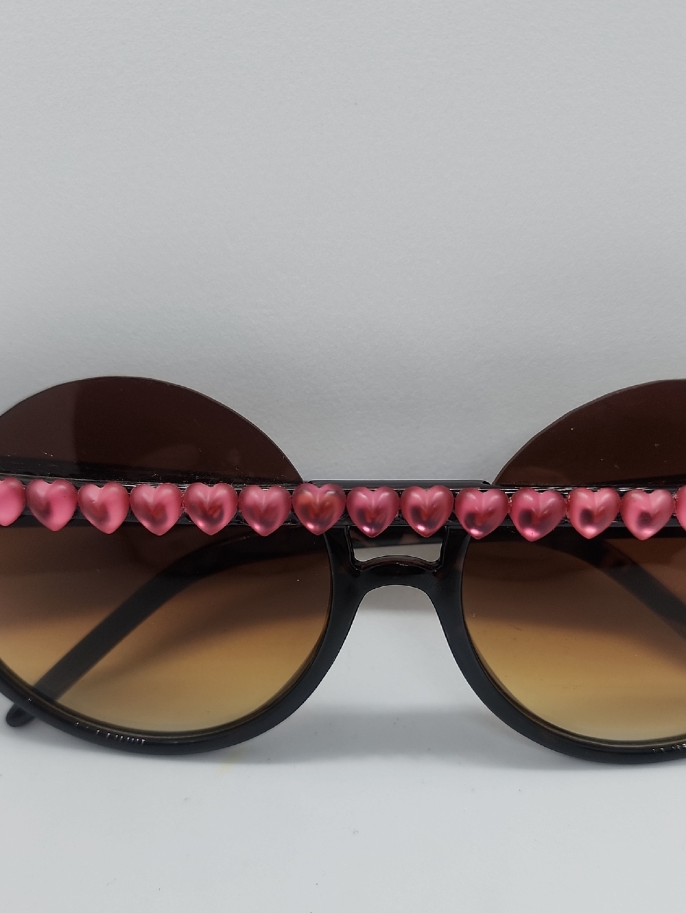 GASOLINE GLAMOUR PINK HEART OF GLASS PEEKABOO ROUND SUNGLASSES - Picture 5 of 5